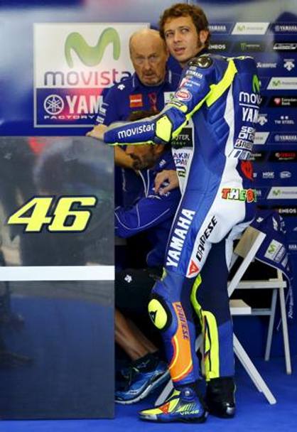 Rossi a colloquio con Galbusera e Flamigni per  cercare di risolvere i problemi di messa a punto della sua Yamaha. Reuters